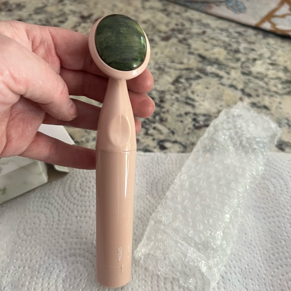 Battery operated jade stone vibrating facial massager - Picture 2 of 2